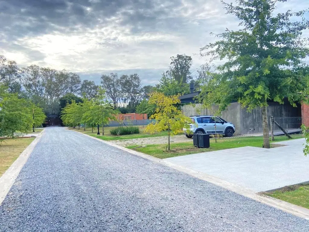 Terreno baldío en hermoso Barrio Privado, entre caminos 5