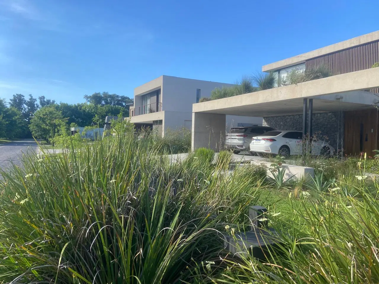 Terreno baldío en hermoso Barrio Privado, entre caminos 2