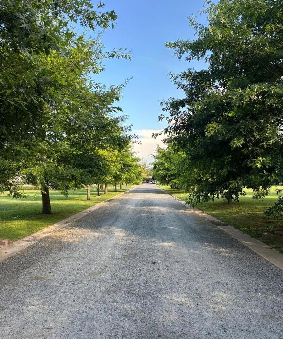 Terreno baldío en hermoso Barrio Privado, entre caminos 5