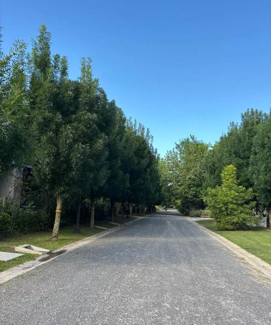 Terreno baldío en hermoso Barrio Privado, entre caminos 8