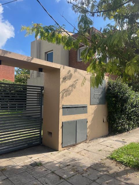Excelente ubicacion. Duplex c cochera. Pocas unidades