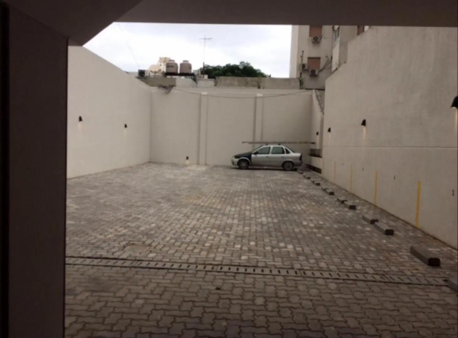 Cochera en aquiler, en plaza moreno. SOLO PARA HABITANTES DEL EDIFICIO 3