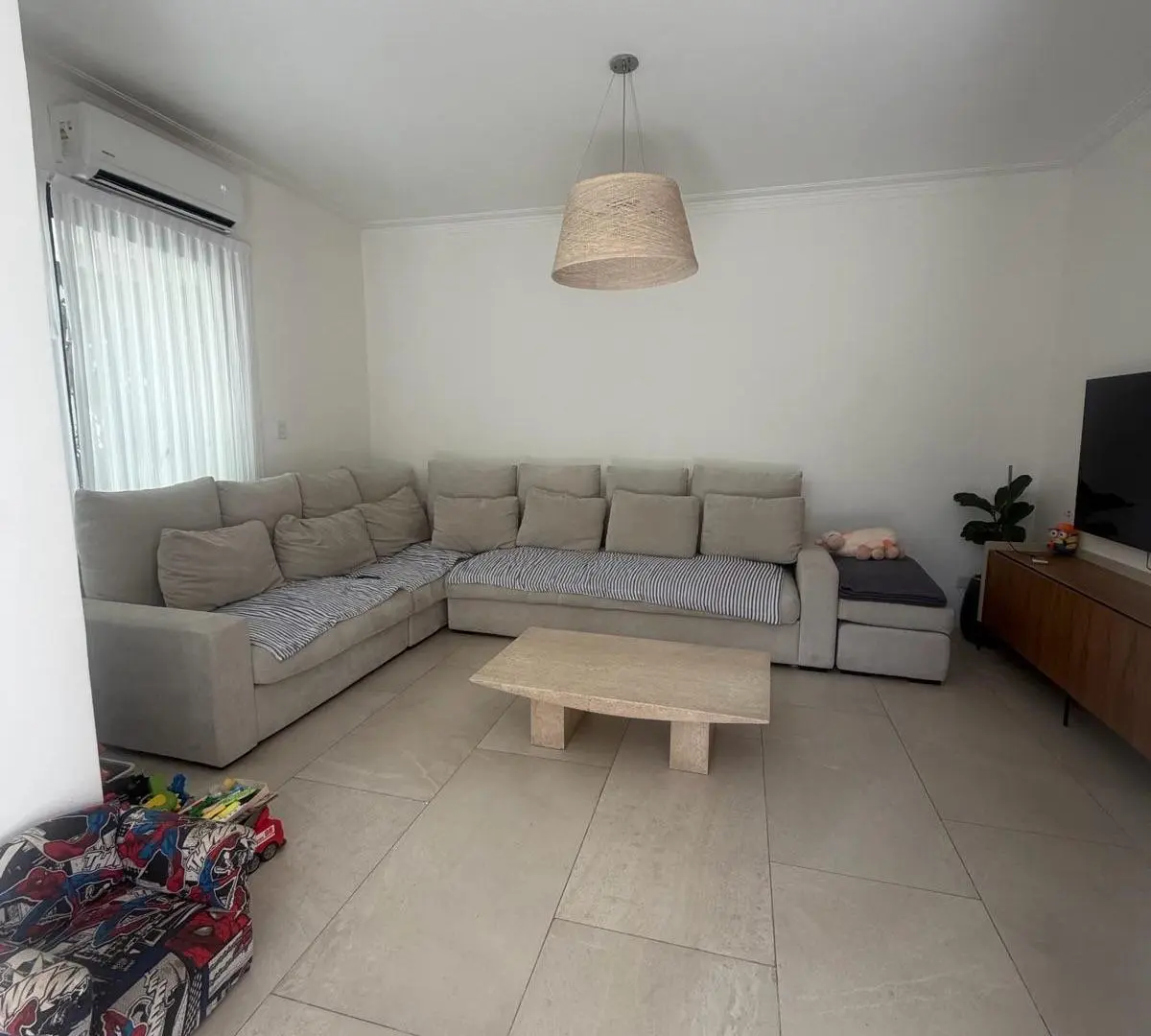 Venta Excelente casa de categoría 2 cocheras, Jardín , pileta climatizada, parrilla 4