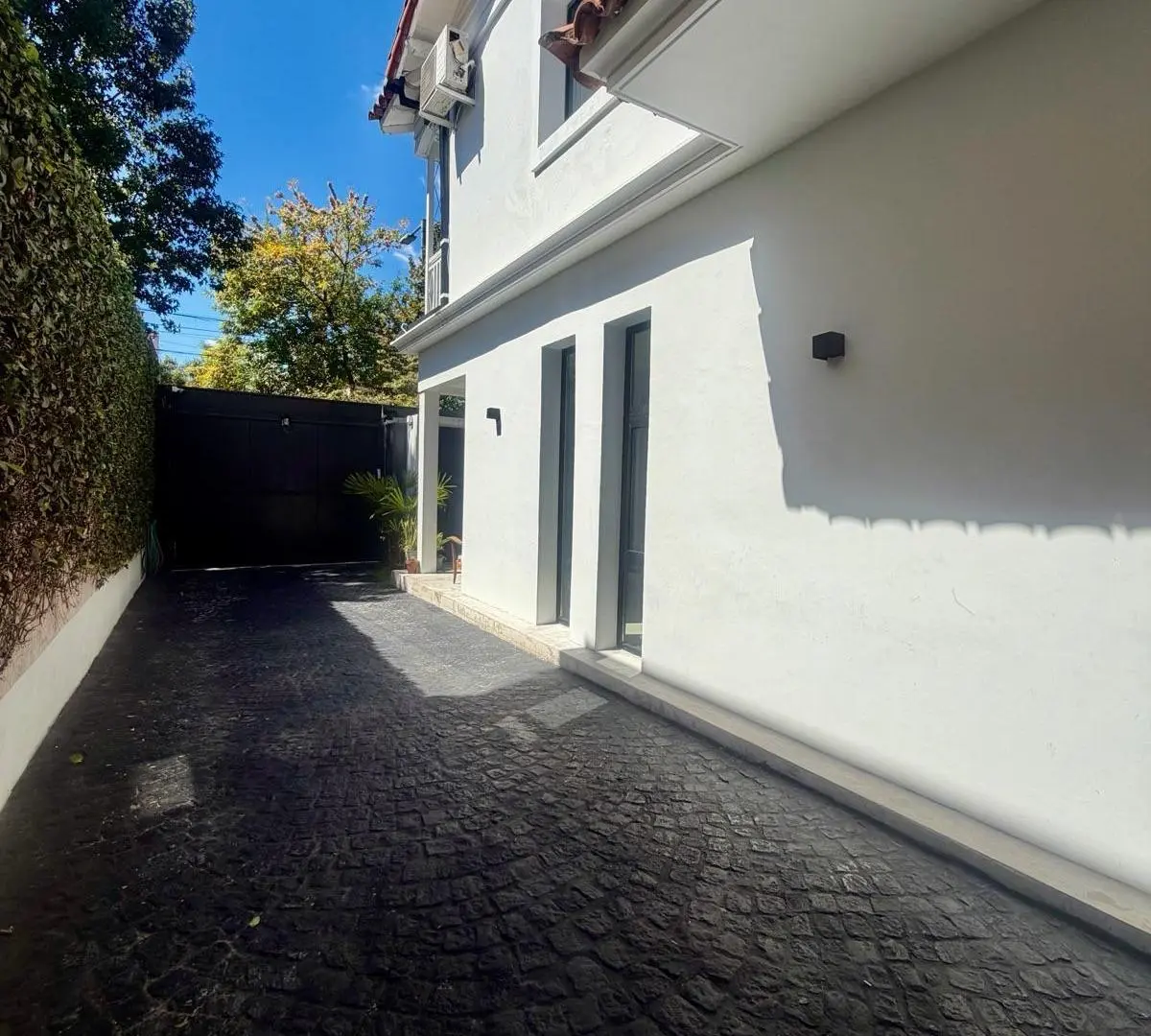 Venta Excelente casa de categoría 2 cocheras, Jardín , pileta climatizada, parrilla 5