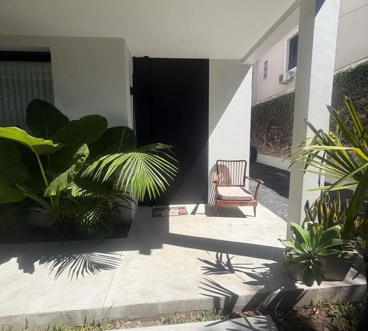 Venta Excelente casa de categoría 2 cocheras, Jardín , pileta climatizada, parrilla 2