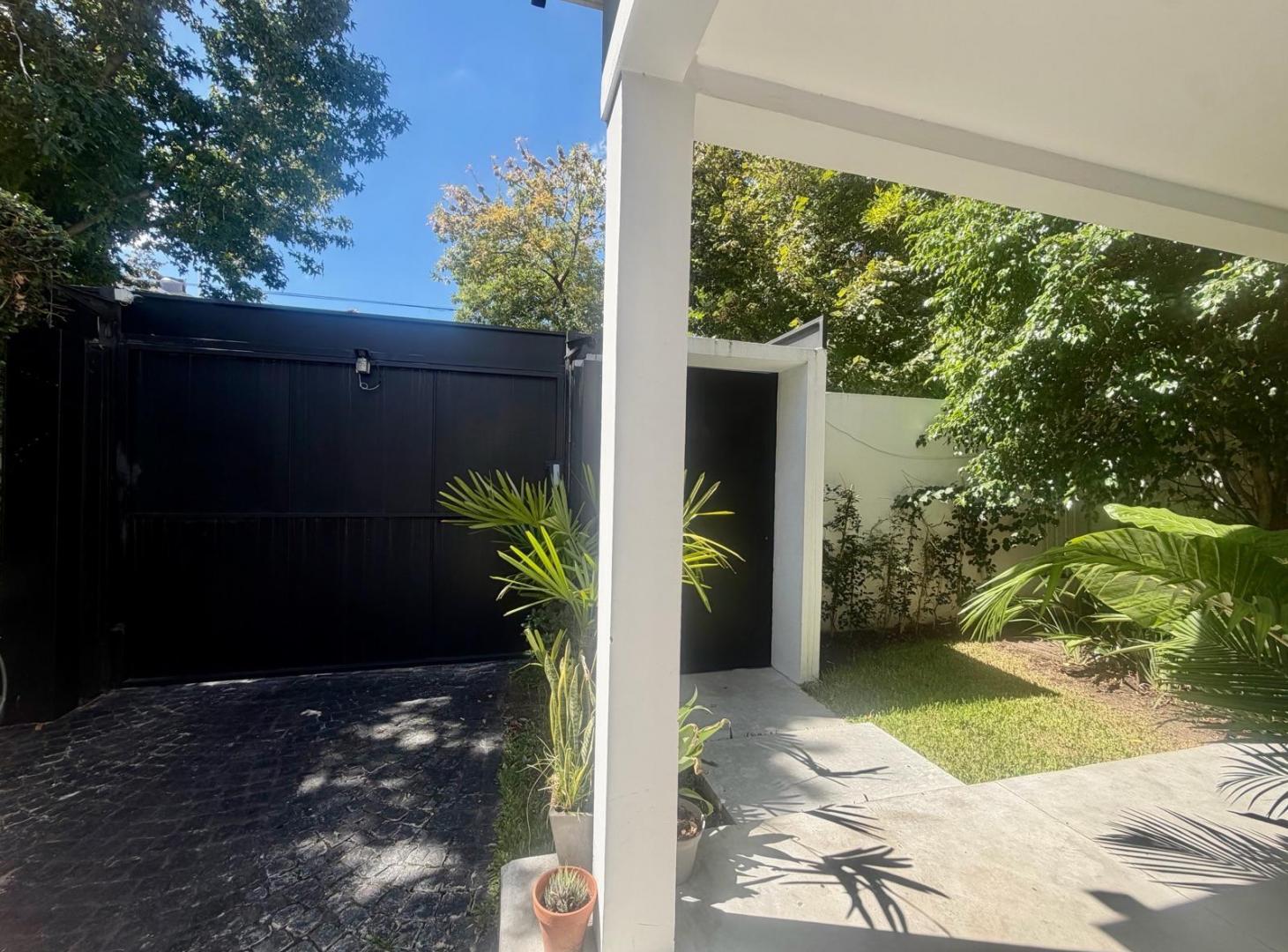 Venta Excelente casa de categoría 2 cocheras, Jardín , pileta climatizada, parrilla