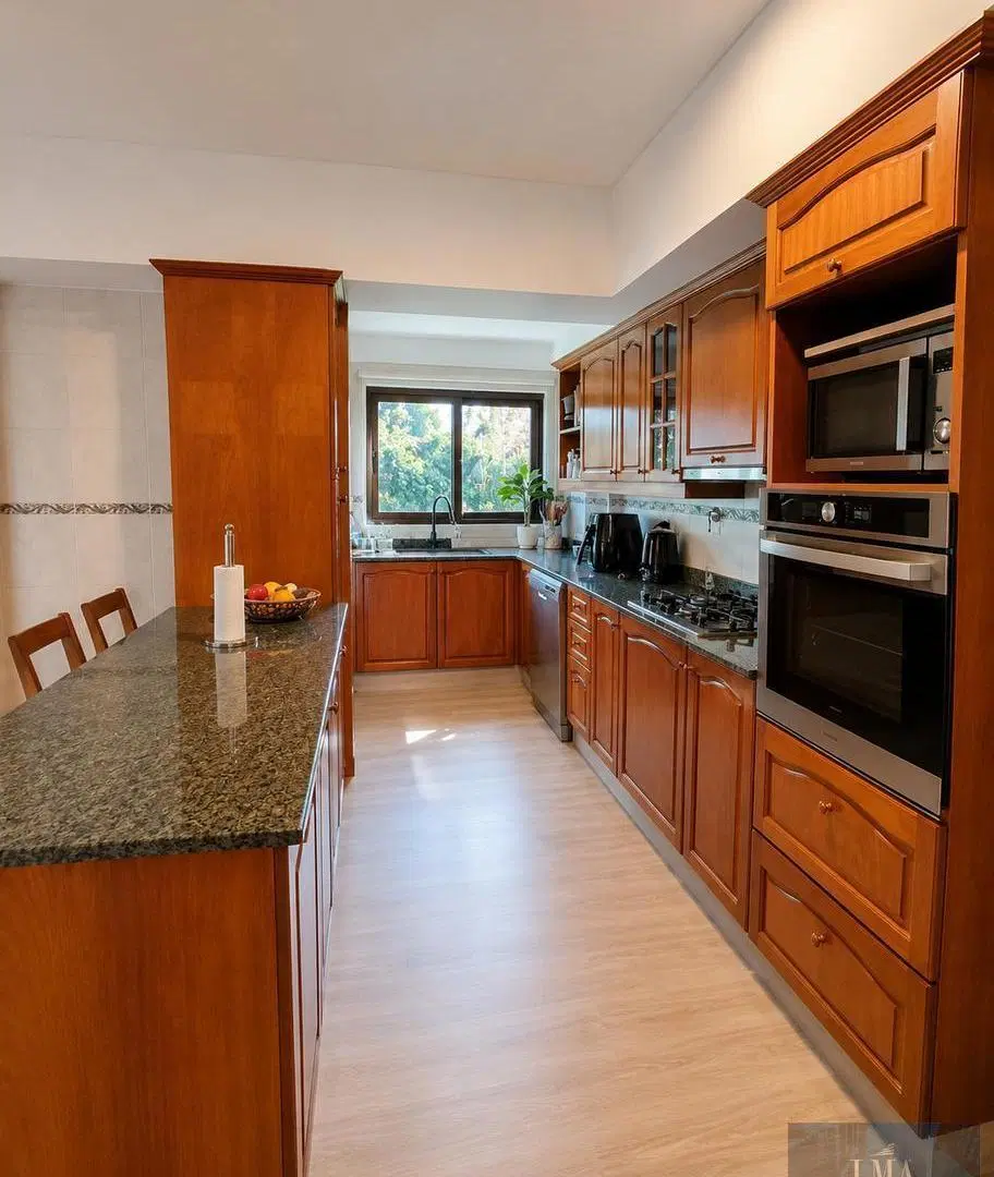 Venta excelente piso a metros de Plaza arenales, 5 Cocheras 4