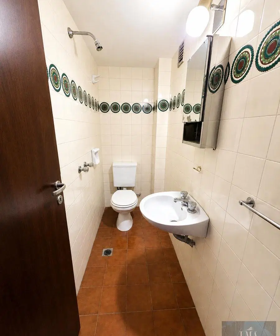 Venta 4 ambientes con cochera cubierta fija. A Modernizar. 8