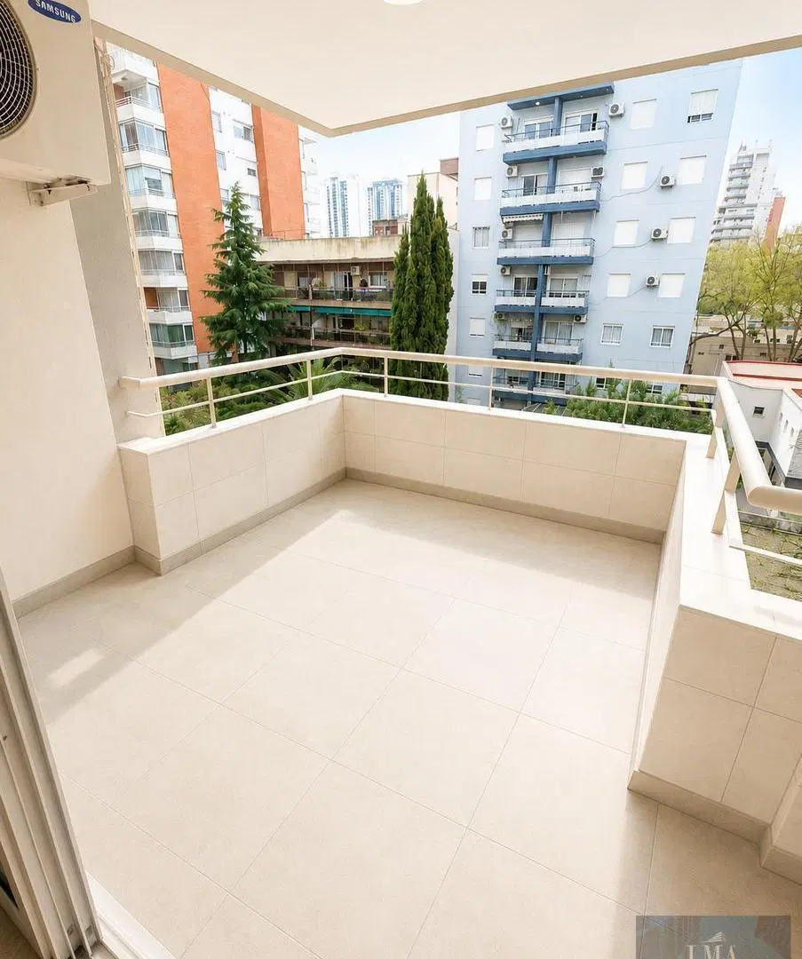 Venta 4 ambientes con cochera cubierta fija. A Modernizar. 5