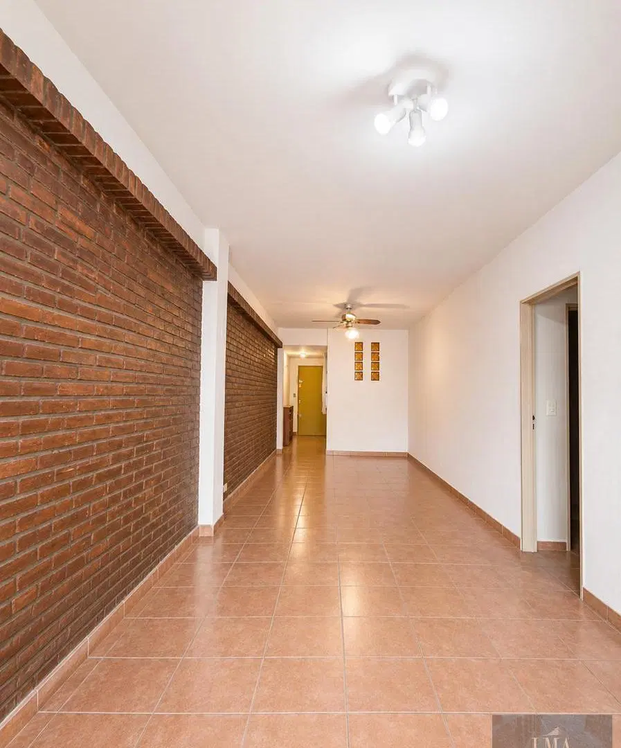 Venta 4 ambientes con cochera cubierta fija. A Modernizar. 2