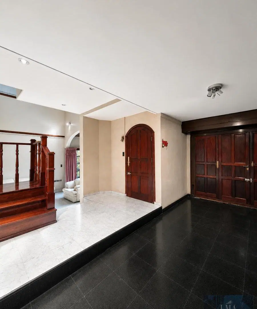 Venta casa de Categoría en Villa Devoto, 5 Ambientes, Playroom, Jardín, Garaje para 2 Autos. 3