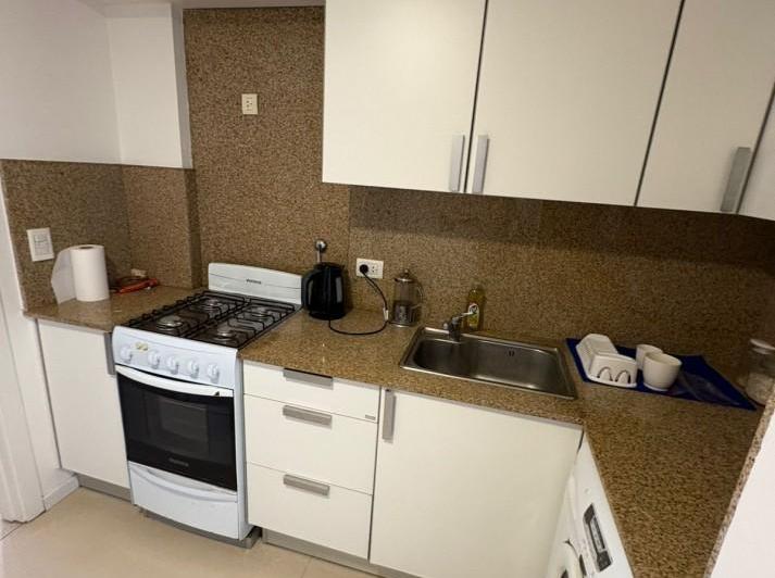 Alquiler 24 meses- Departamento dos ambientes con balcon a la calle. 4