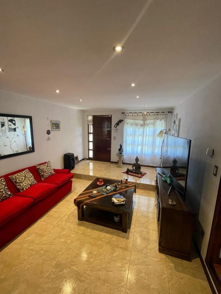 Venta- Casa tres ambientes con garaje doble y quincho.