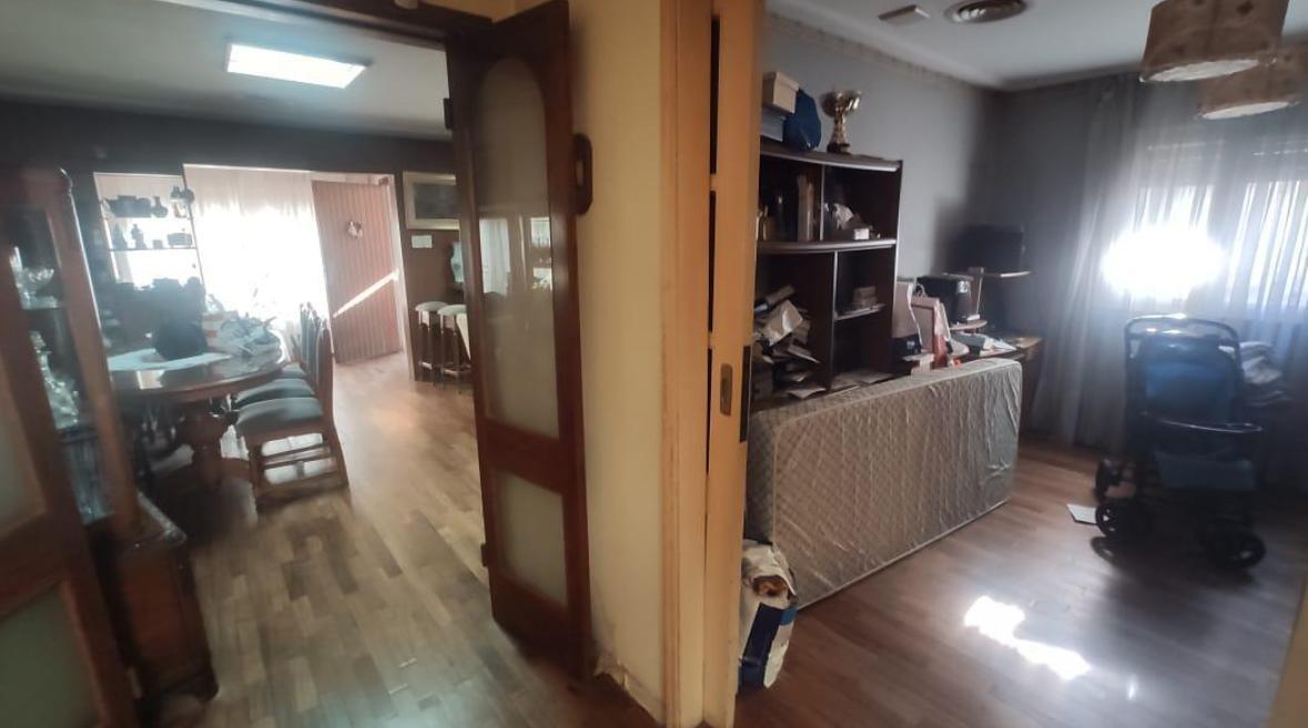 Imponente Chalet 6 Ambientes con Jardín, Quincho, Cochera y Pileta en Venta 2