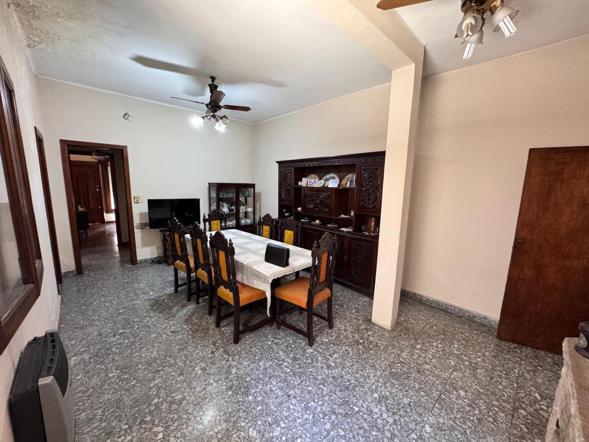 Casa 5 Ambientes con Jardin, Pileta, Quincho y Cochera Cubierta en Venta