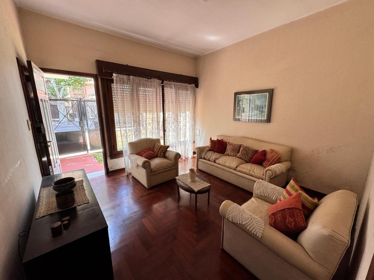 Foto de Casa 5 Ambientes con Jardin, Pileta, Quincho y Cochera Cubierta en Venta, imagen 2