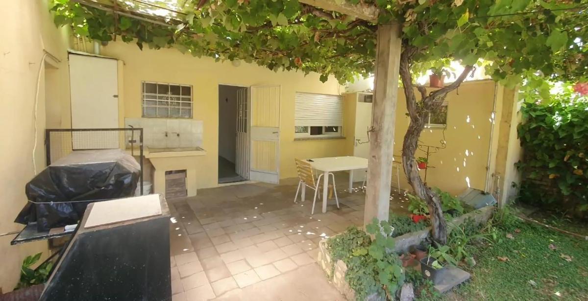 Casa 3 Ambientes con Cochera y Amplio Jardin en Venta 2