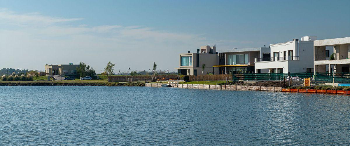 OPORTUNIDAD!!! Lote a laguna en Pueblos del Plata, Magallanes, con proyecto aprobado