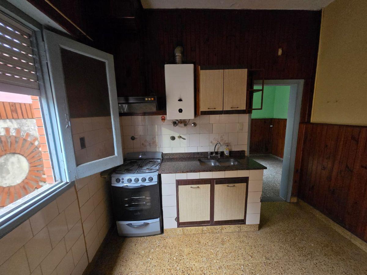 Casa 4 Ambientes con Cochera Cubierta y Amplio Jardin en Venta