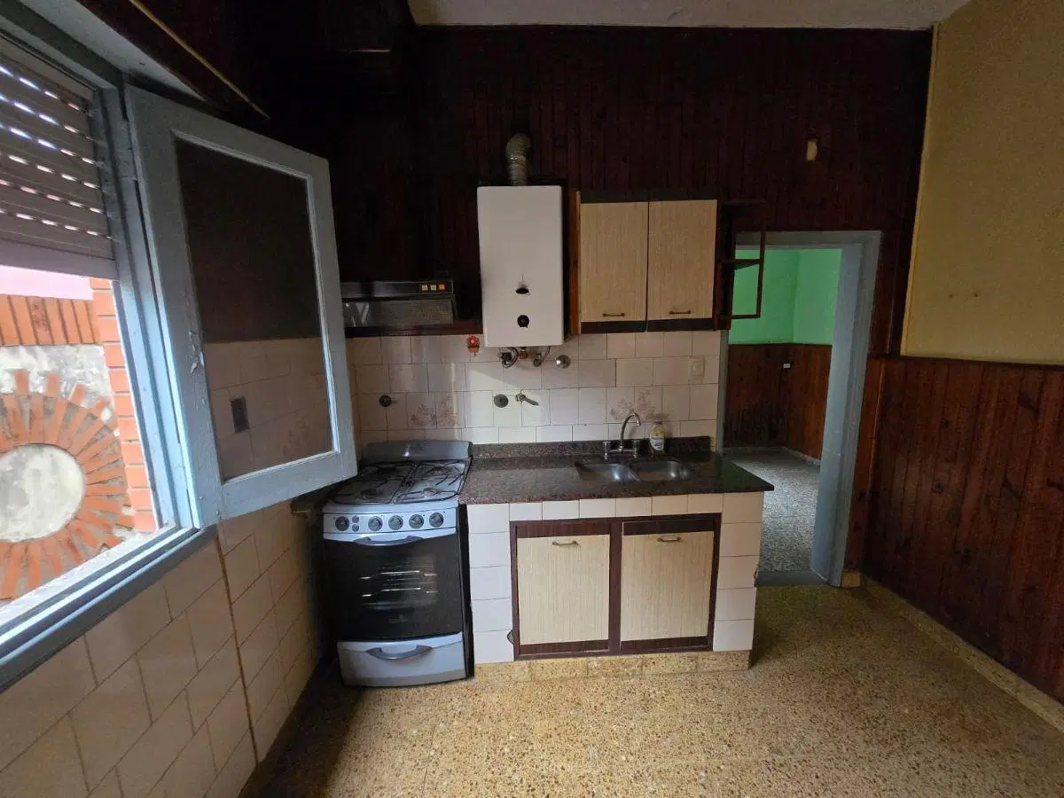 Casa 4 Ambientes con Cochera Cubierta y Amplio Jardin en Venta 2