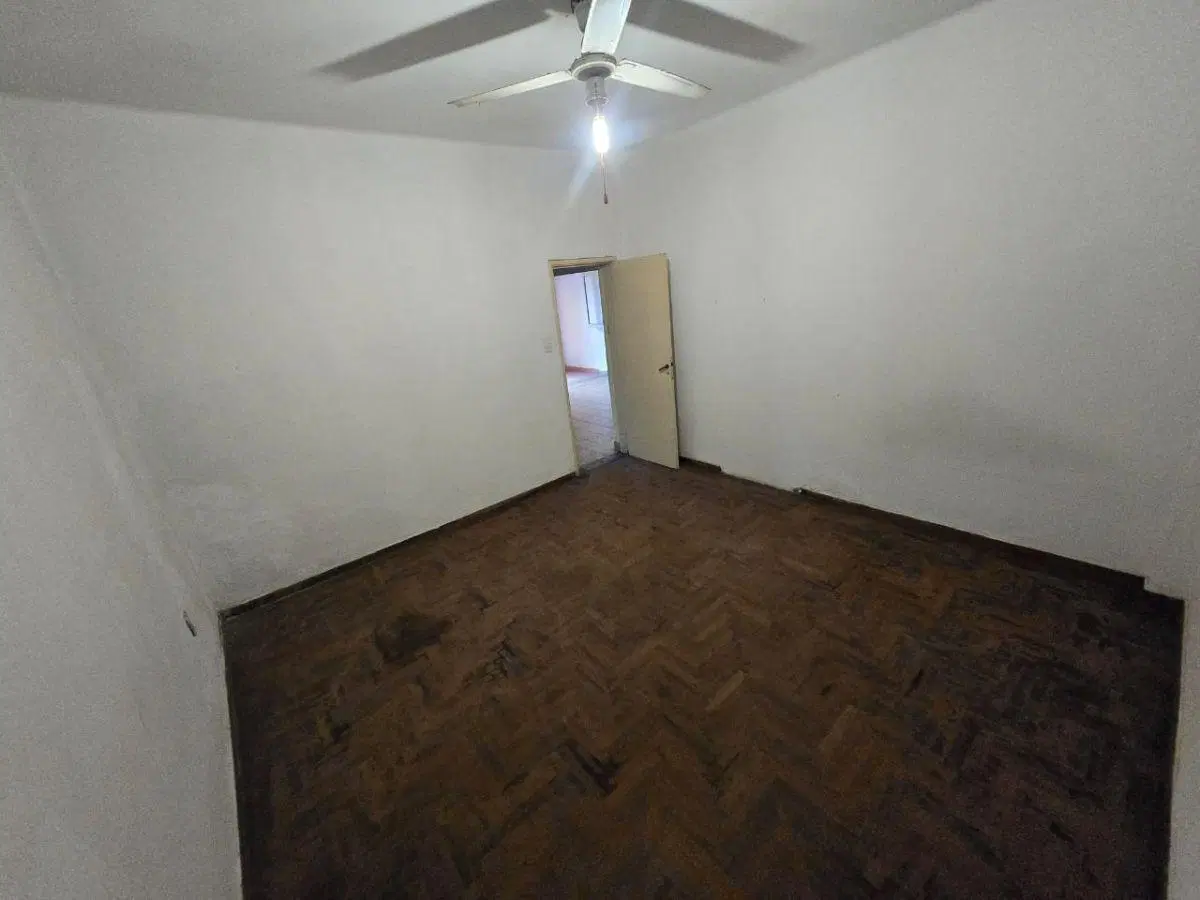 Casa 4 Ambientes con Cochera Cubierta y Amplio Jardin en Venta 4
