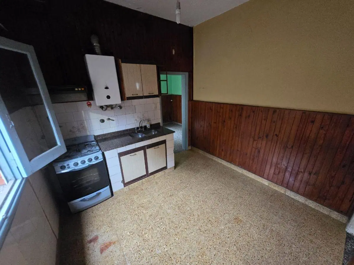 Casa 4 Ambientes con Cochera Cubierta y Amplio Jardin en Venta 3