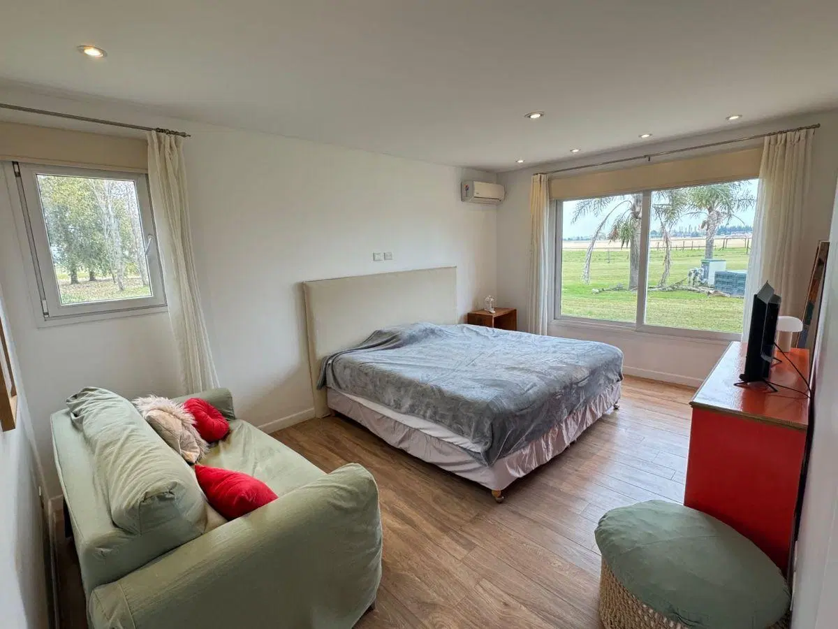 Casa 6 Ambientes con Amplio Jardín, Pileta, Parque y Cochera Cubierta en Venta 2