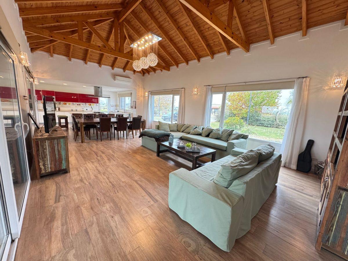 Casa 6 Ambientes con Amplio Jardín, Pileta, Parque y Cochera Cubierta en Venta
