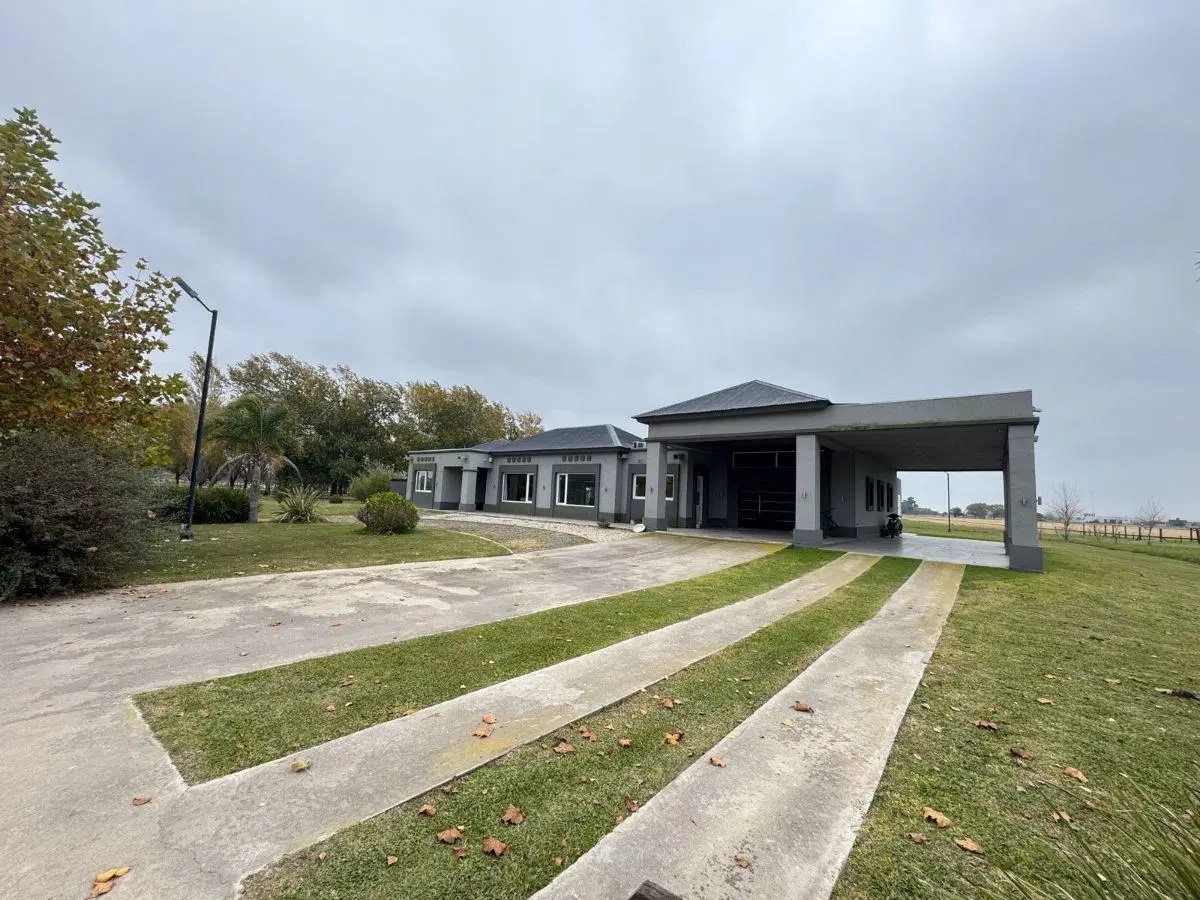 Casa 6 Ambientes con Amplio Jardín, Pileta, Parque y Cochera Cubierta en Venta 5