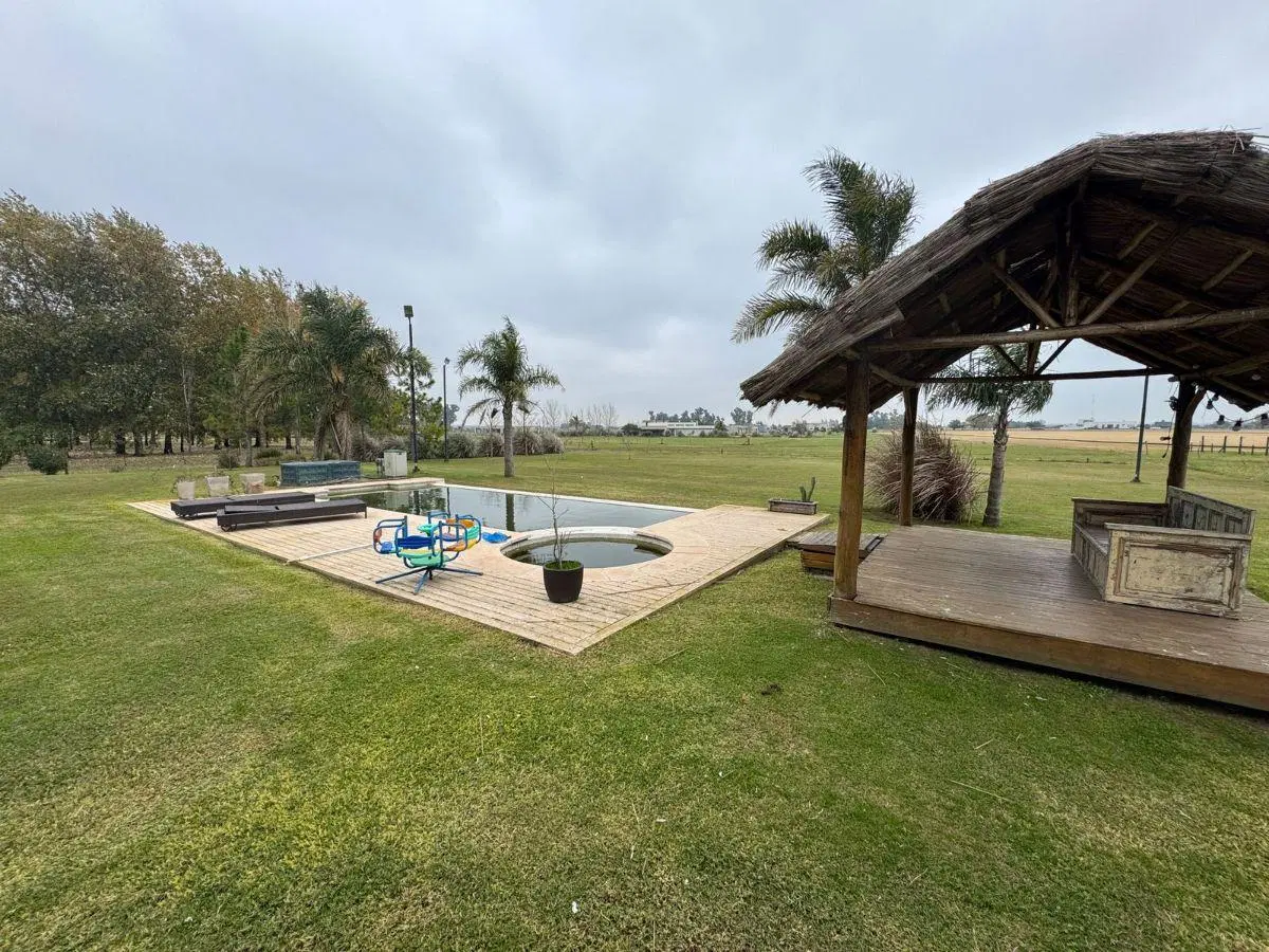 Casa 6 Ambientes con Amplio Jardín, Pileta, Parque y Cochera Cubierta en Venta 4
