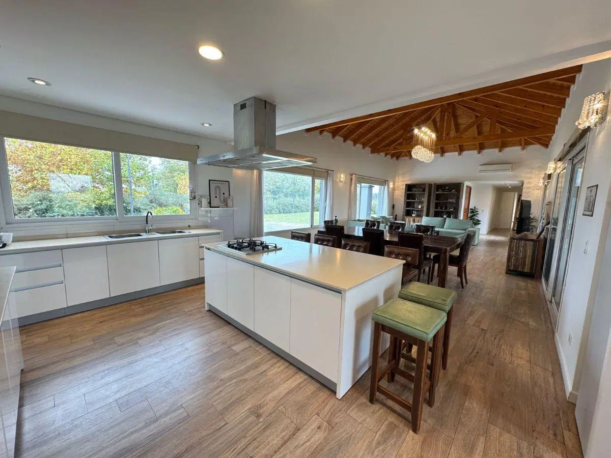 Casa 6 Ambientes con Amplio Jardín, Pileta, Parque y Cochera Cubierta en Venta 3