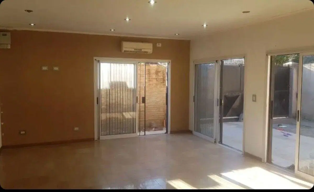 Casa de 200mts con 2 dormitorios , 2 baños y porton automatico 4