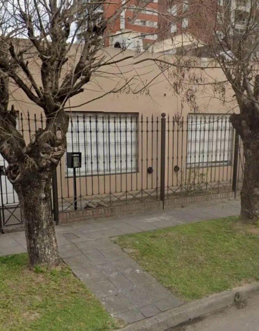 Casa de 200mts con 2 dormitorios , 2 baños y porton automatico