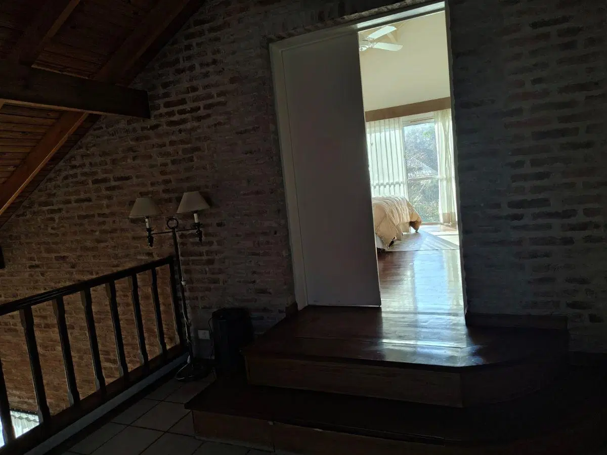 OPORTUNIDAD, CASA EN VENTA 4 AMBIENTES CON PILETA 8