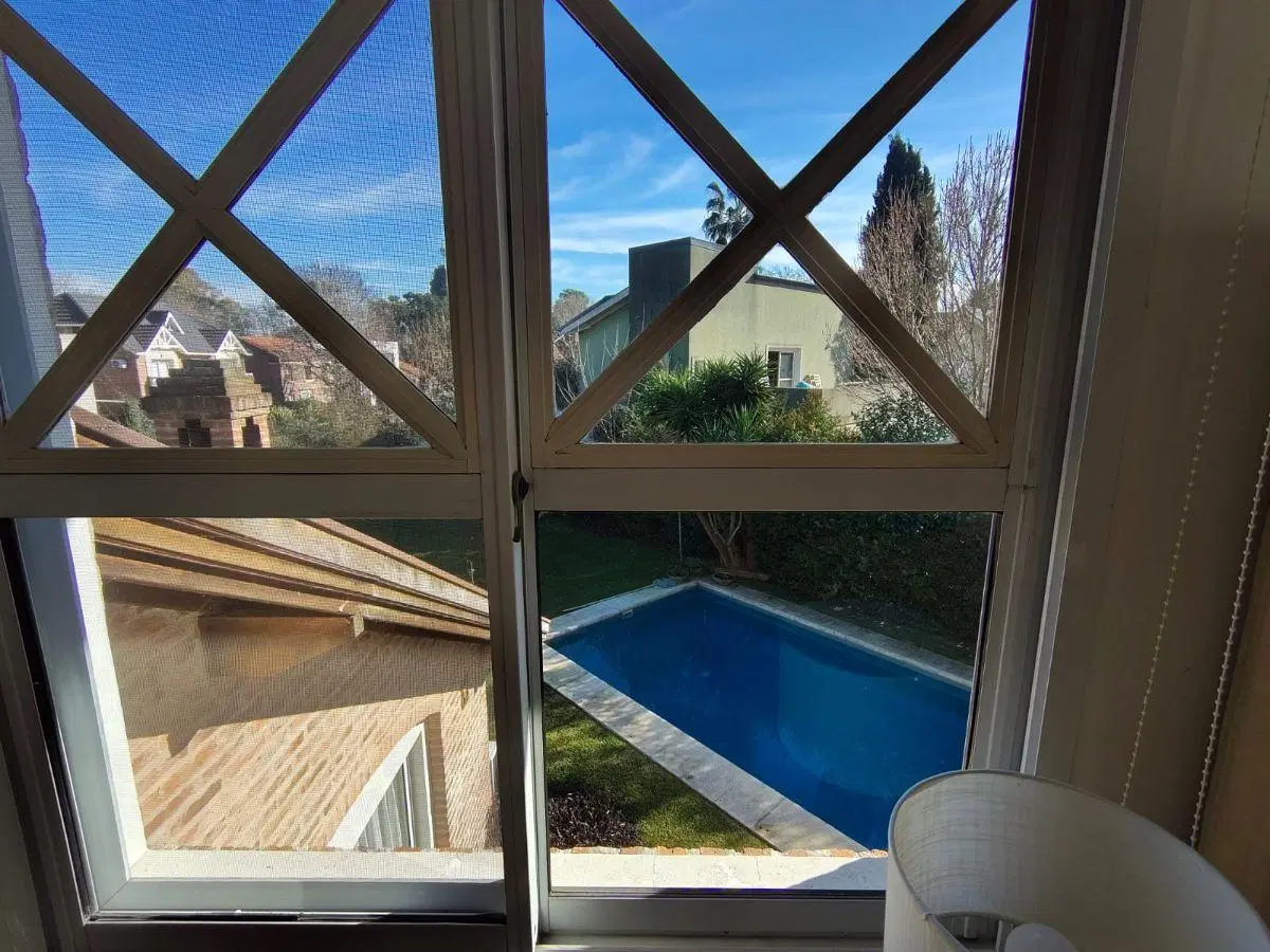 OPORTUNIDAD, CASA EN VENTA 4 AMBIENTES CON PILETA 1