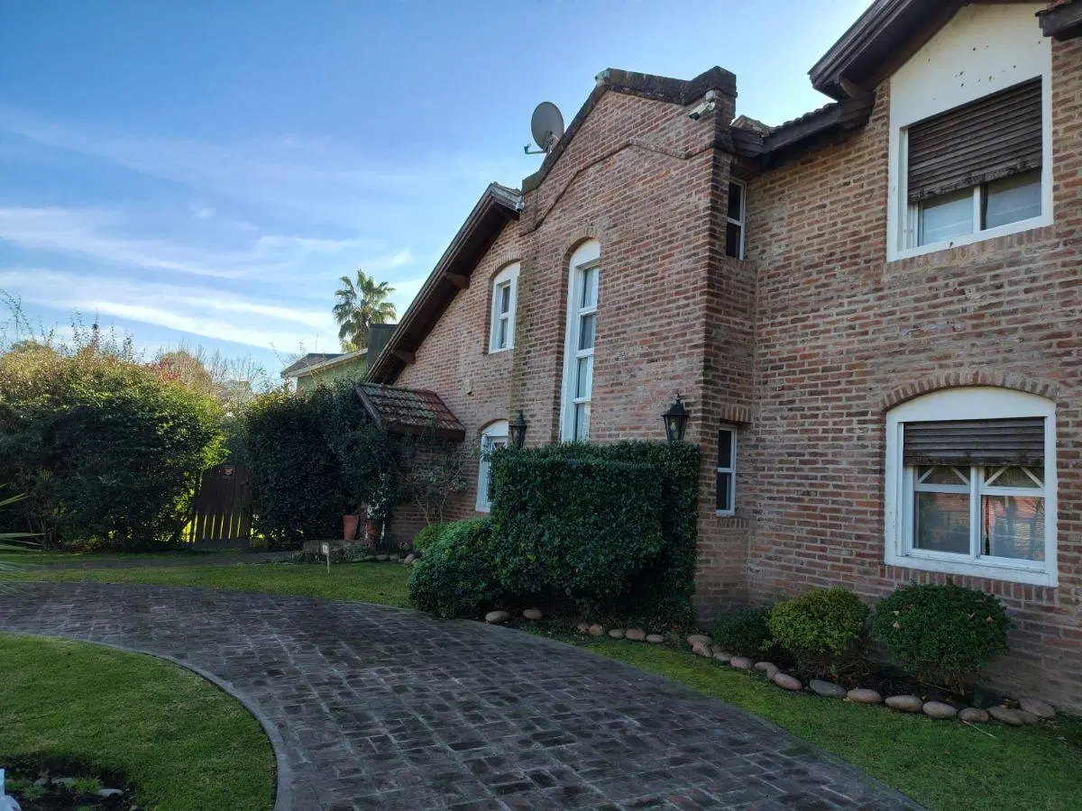 OPORTUNIDAD, CASA EN VENTA 4 AMBIENTES CON PILETA 3