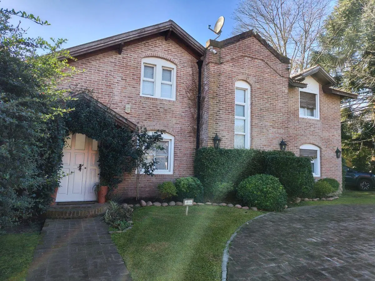 OPORTUNIDAD, CASA EN VENTA 4 AMBIENTES CON PILETA 2