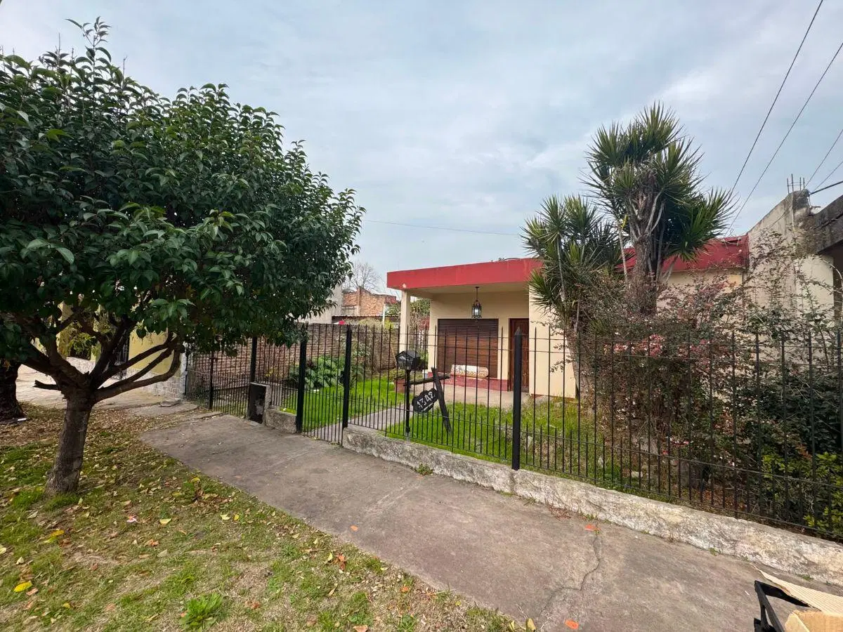 Casa 3 Ambientes con Cochera y Jardin en Venta 3