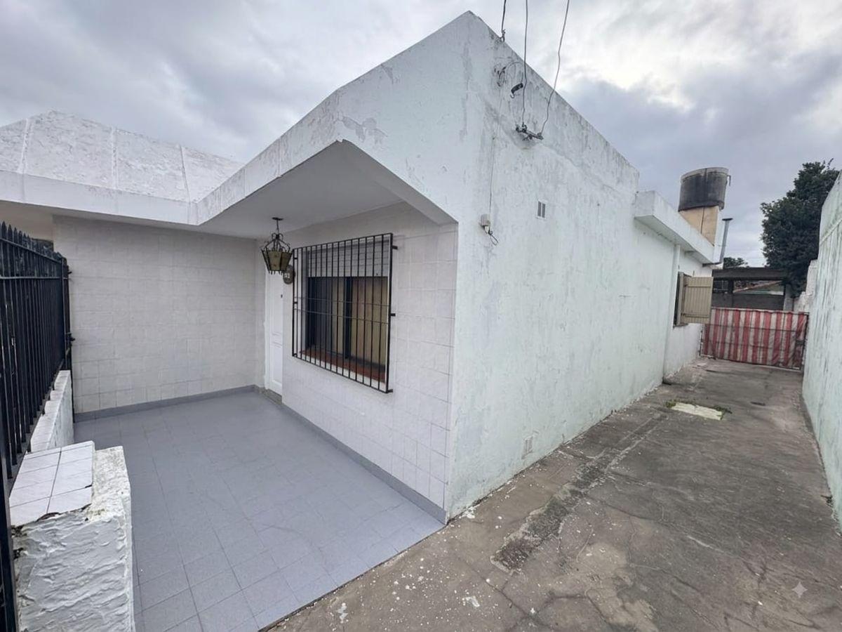 Foto de CASA 3 AMBIENTES CON AMPLIO JARDIN !!, imagen 2
