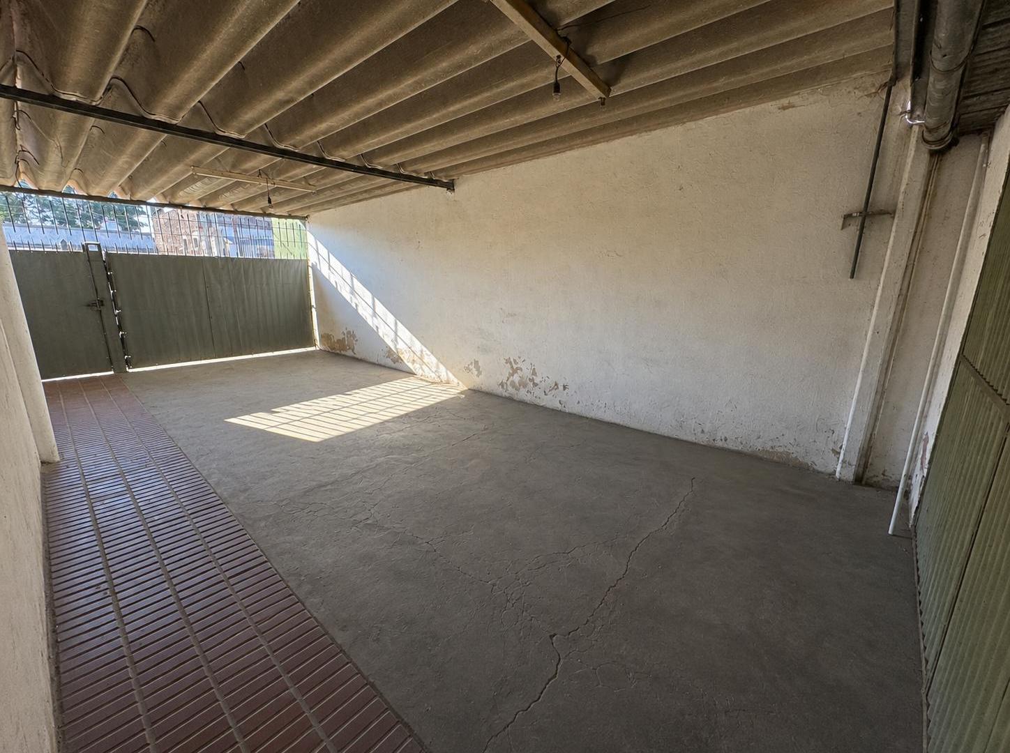Foto de Casa 3 Ambientes con Jardin al Frente, Patio y Cochera Cubierta en Venta, imagen 2
