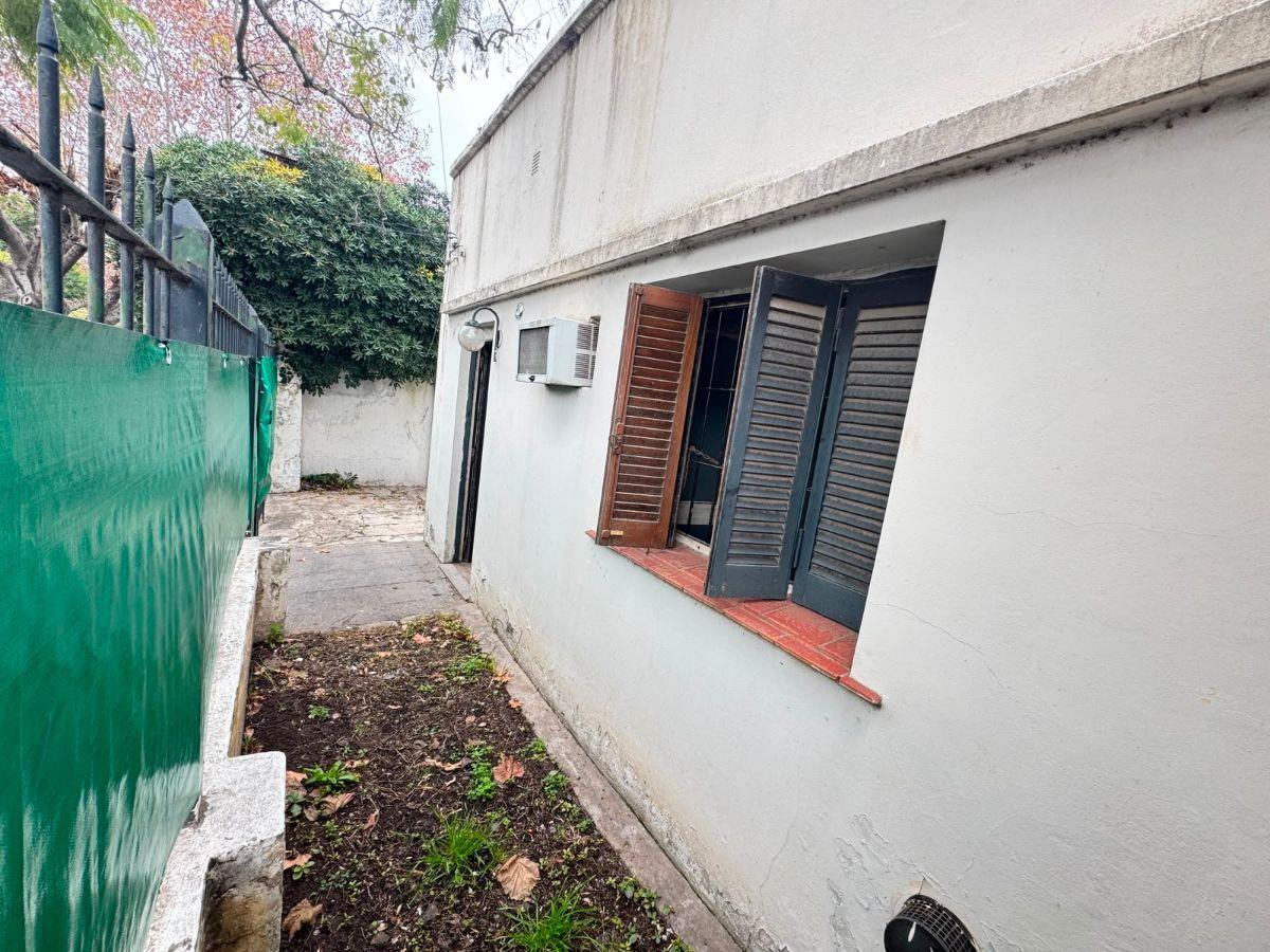 Foto de Casa a Refaccionar con Cochera y Jardin al Fondo en Venta, imagen 5