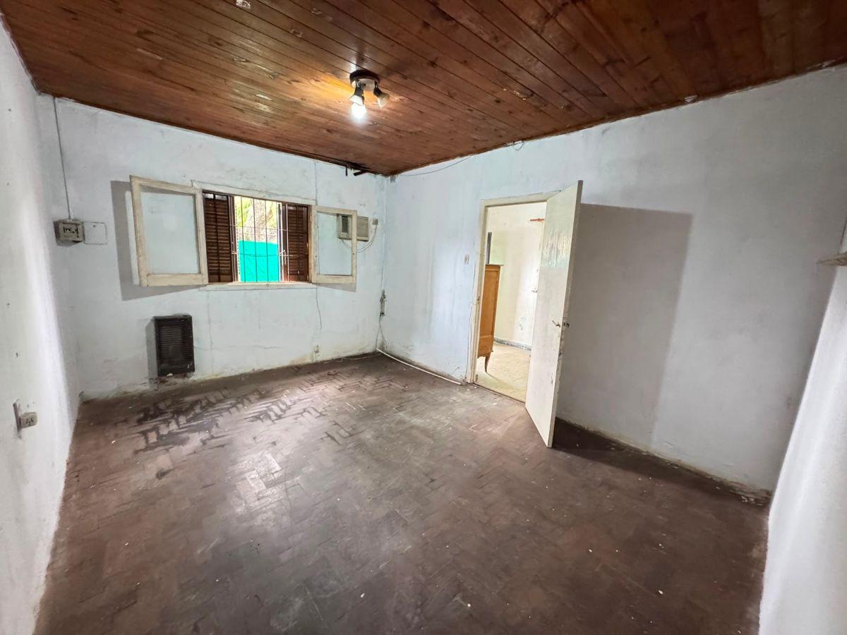 Foto de Casa a Refaccionar con Cochera y Jardin al Fondo en Venta, imagen 2