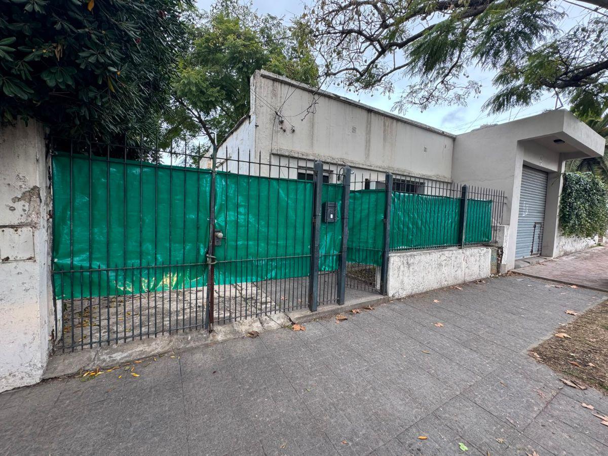 Foto de Casa a Refaccionar con Cochera y Jardin al Fondo en Venta, imagen 1