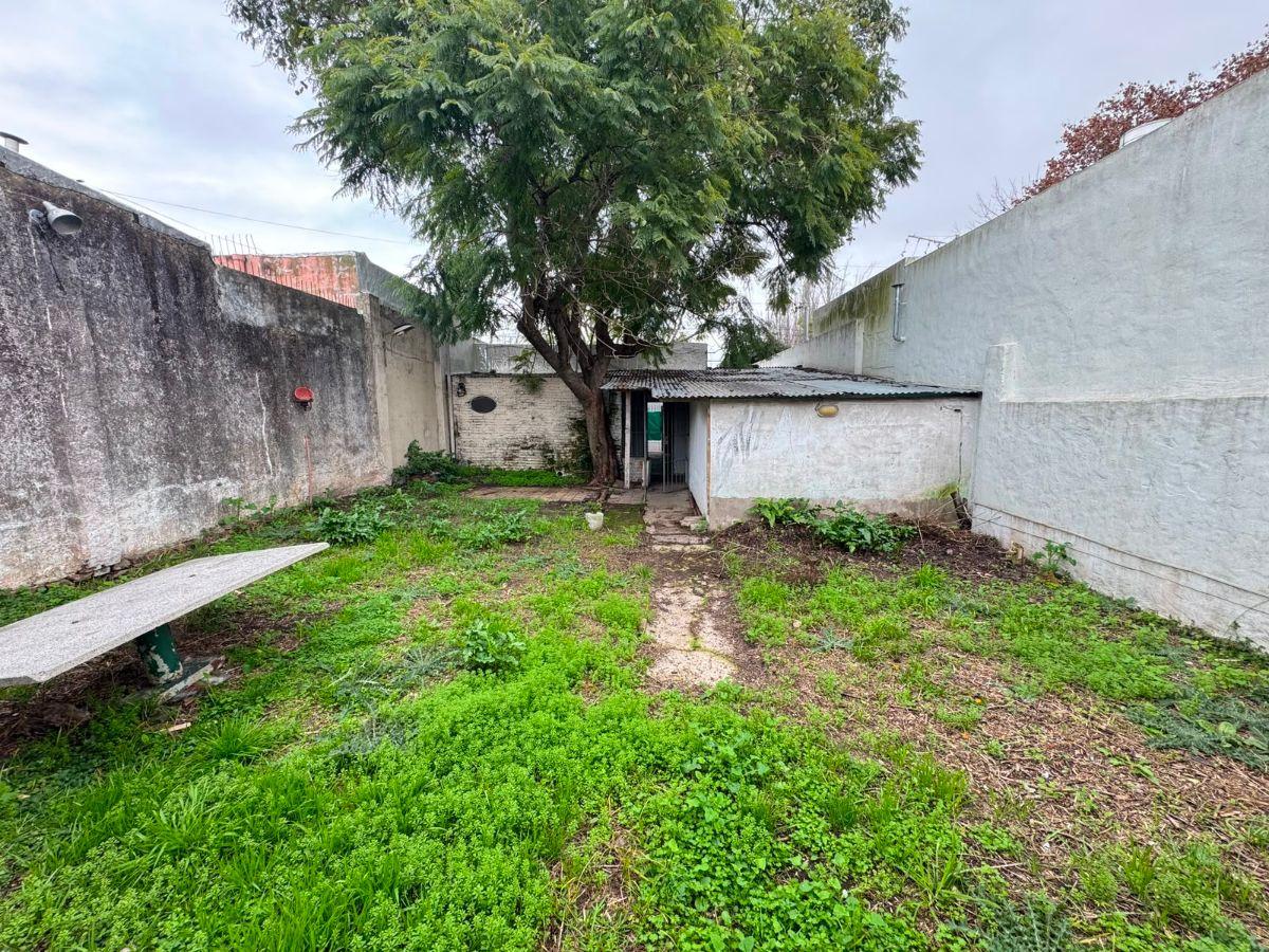Foto de Casa a Refaccionar con Cochera y Jardin al Fondo en Venta, imagen 4