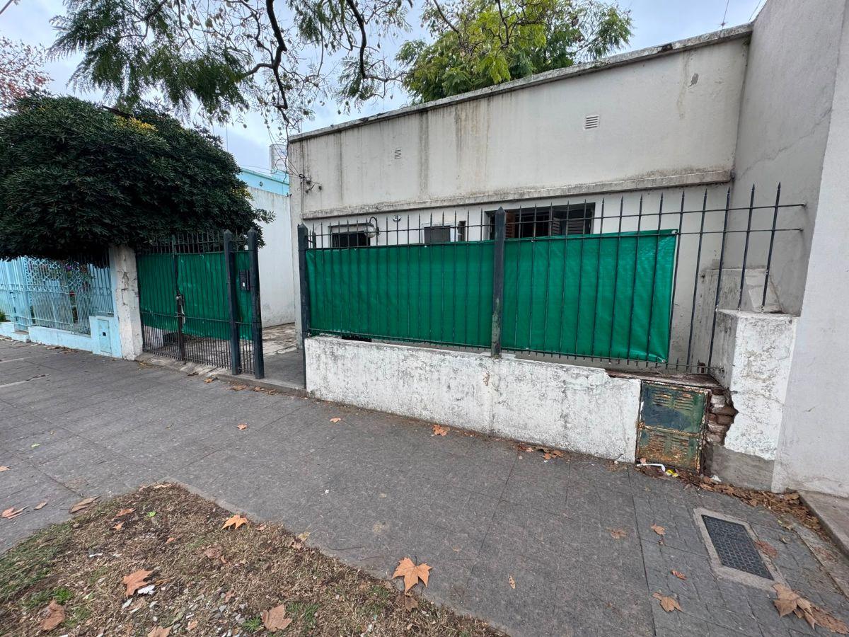 Foto de Casa a Refaccionar con Cochera y Jardin al Fondo en Venta, imagen 3