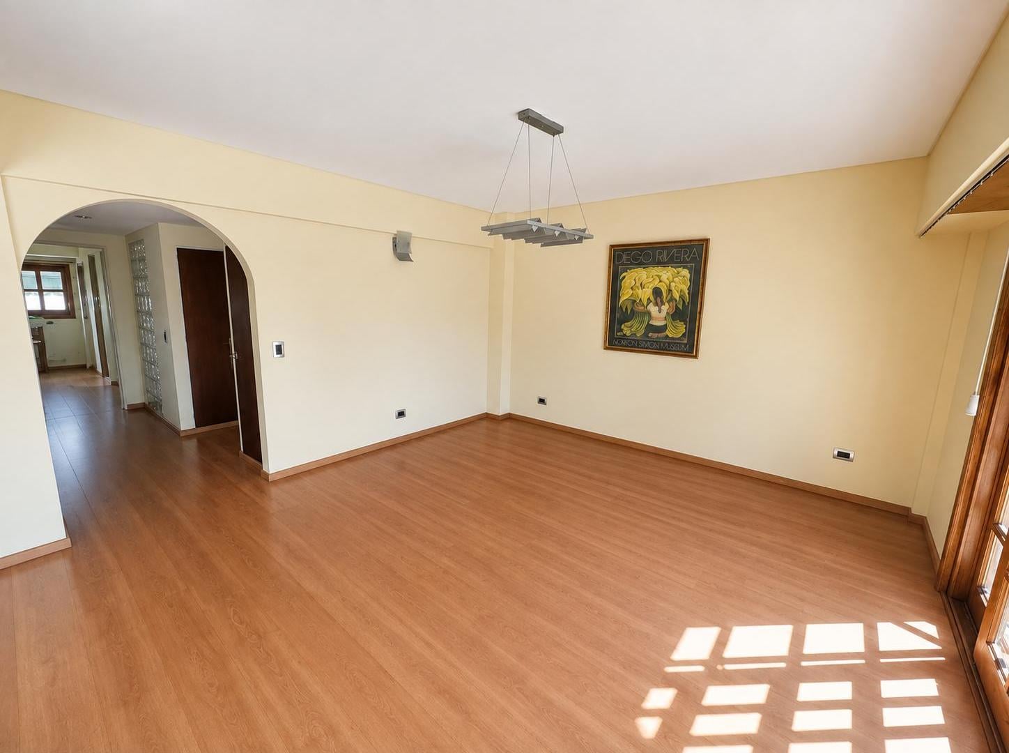 Foto de Piso 4 Ambientes con Balcones, Bauleras y 2 Cocheras Cubiertas en Venta, imagen 2