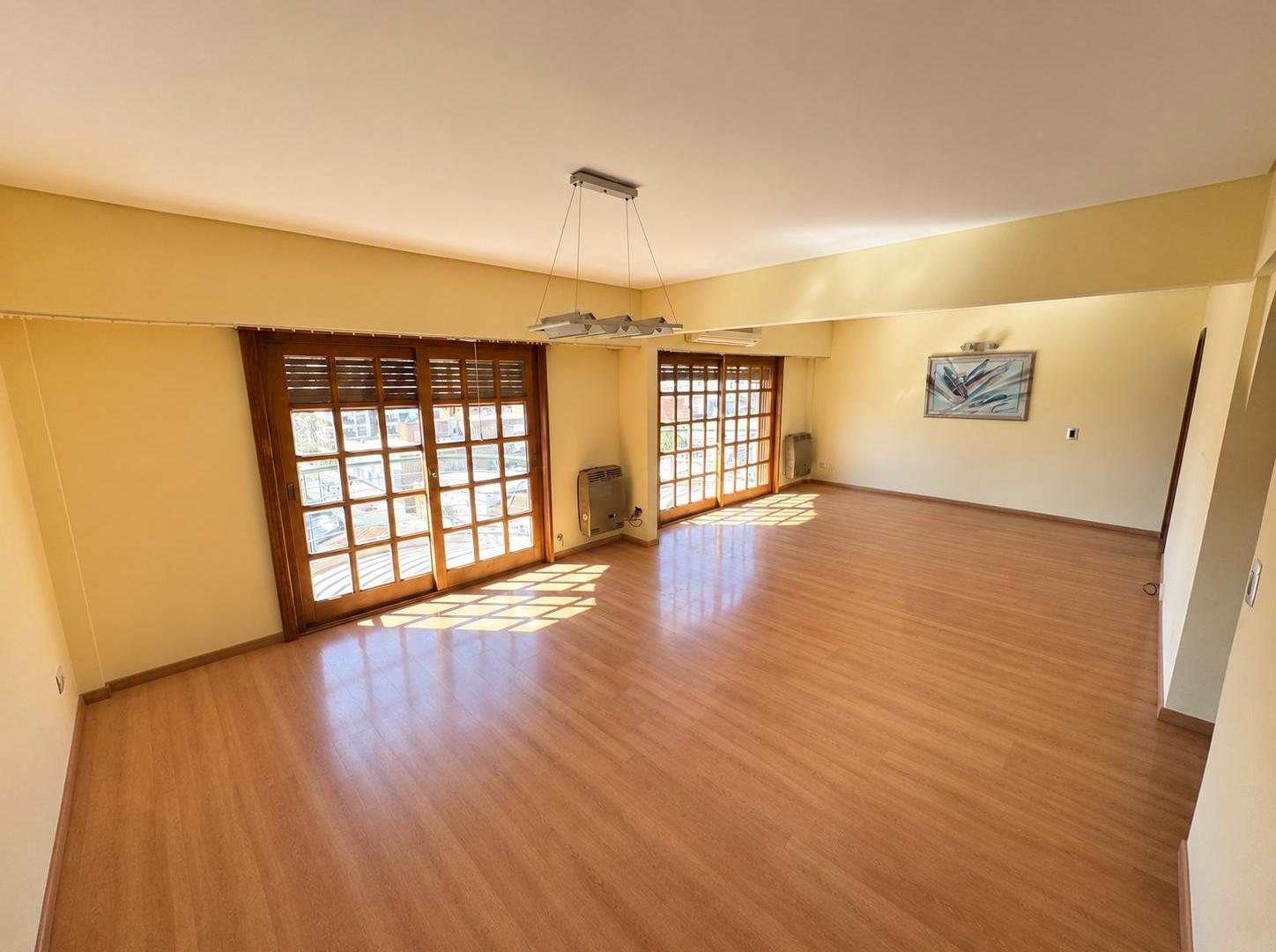 Foto de Piso 4 Ambientes con Balcones, Bauleras y 2 Cocheras Cubiertas en Venta, imagen 4