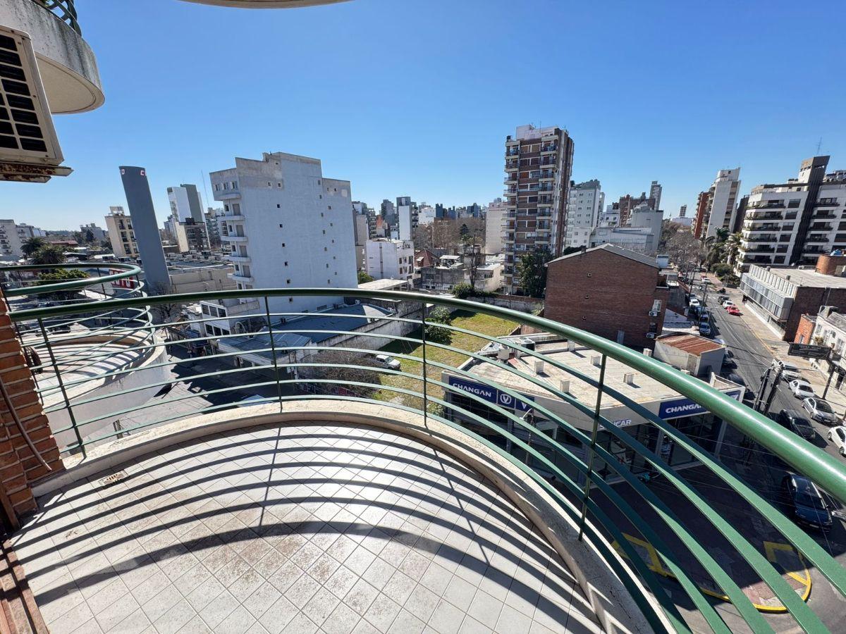 Foto de Piso 4 Ambientes con Balcones, Bauleras y 2 Cocheras Cubiertas en Venta, imagen 3