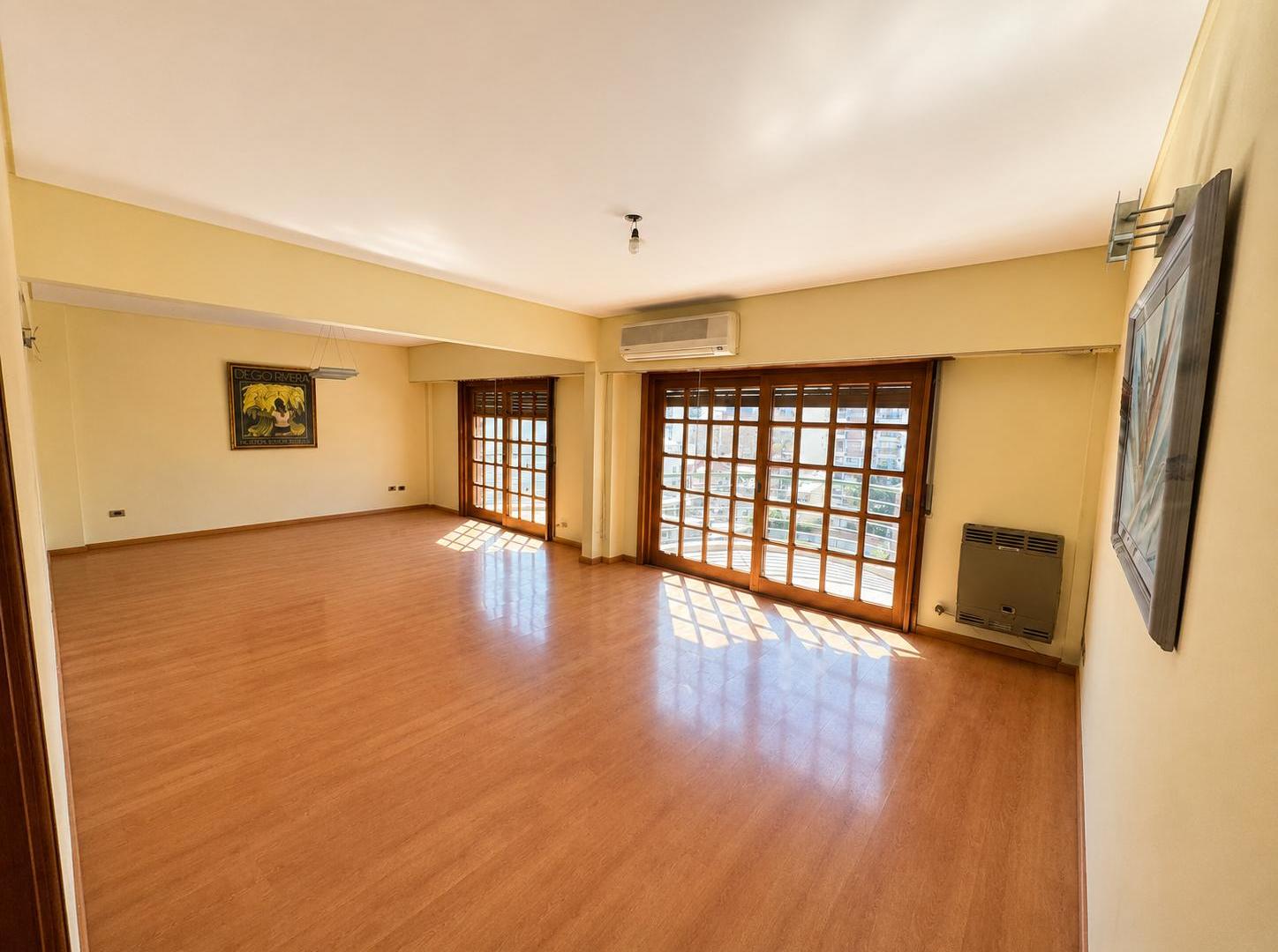 Foto de Piso 4 Ambientes con Balcones, Bauleras y 2 Cocheras Cubiertas en Venta, imagen 1