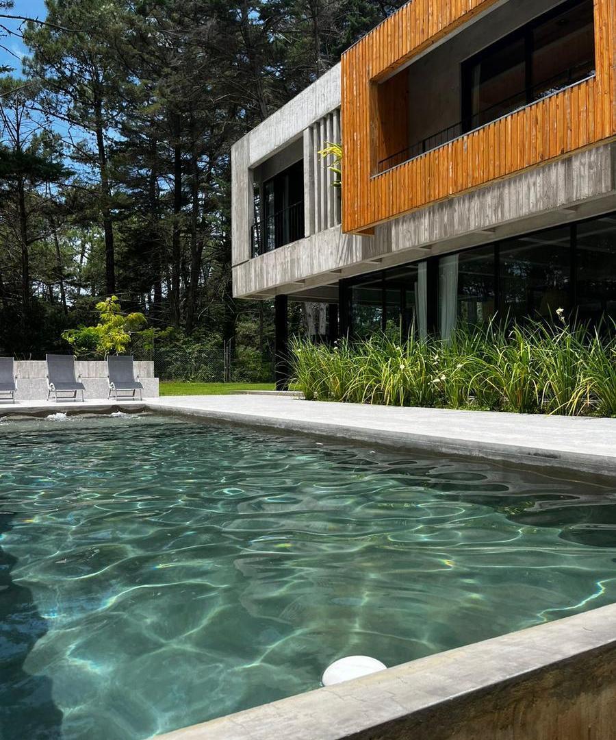 Casa de diseño en Cariló | Pileta climatizada | losa radiante | gas natural